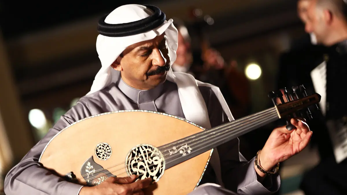 هيئة الترفيه تهدي عبادي الجوهر عودًا من الخشب النادر والذهب (فيديو)