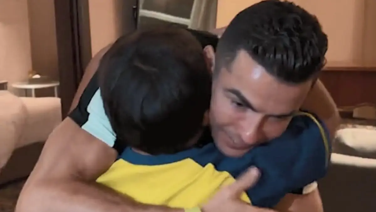 كريستيانو رونالدو يستقبل طفلًا ظهر يبكي بسبب منعه من مقابلته (فيديو)