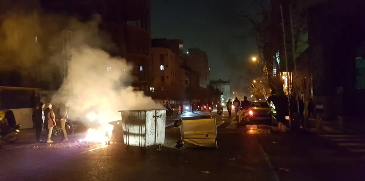 بالصور والفيديو.. قتيلان وجرحى في اشتباكات بين الأمن الإيراني ومحتجين