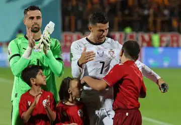 رد فعل كريستيانو رونالدو بعد بكاء طفل فور رؤيته 