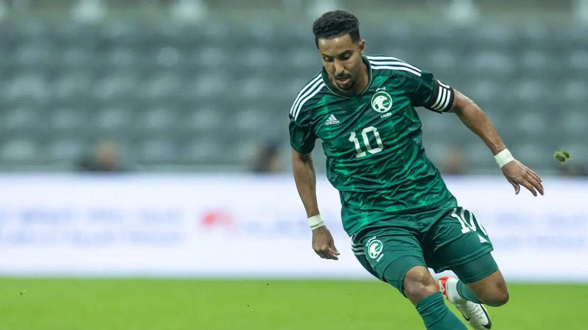 سالم الدوسري يلتقط "سيلفي" طريف مع مشجع اقتحم ملعب مباراة السعودية وكوستاريكا (فيديو)