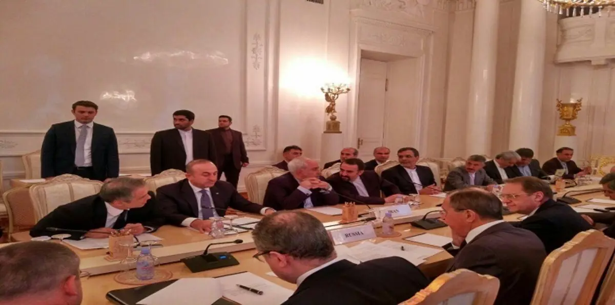 بعد اغتيال سفير روسيا.. حرس ظريف يراقب بحذر أحد حراس وزير خارجية تركيا في موسكو