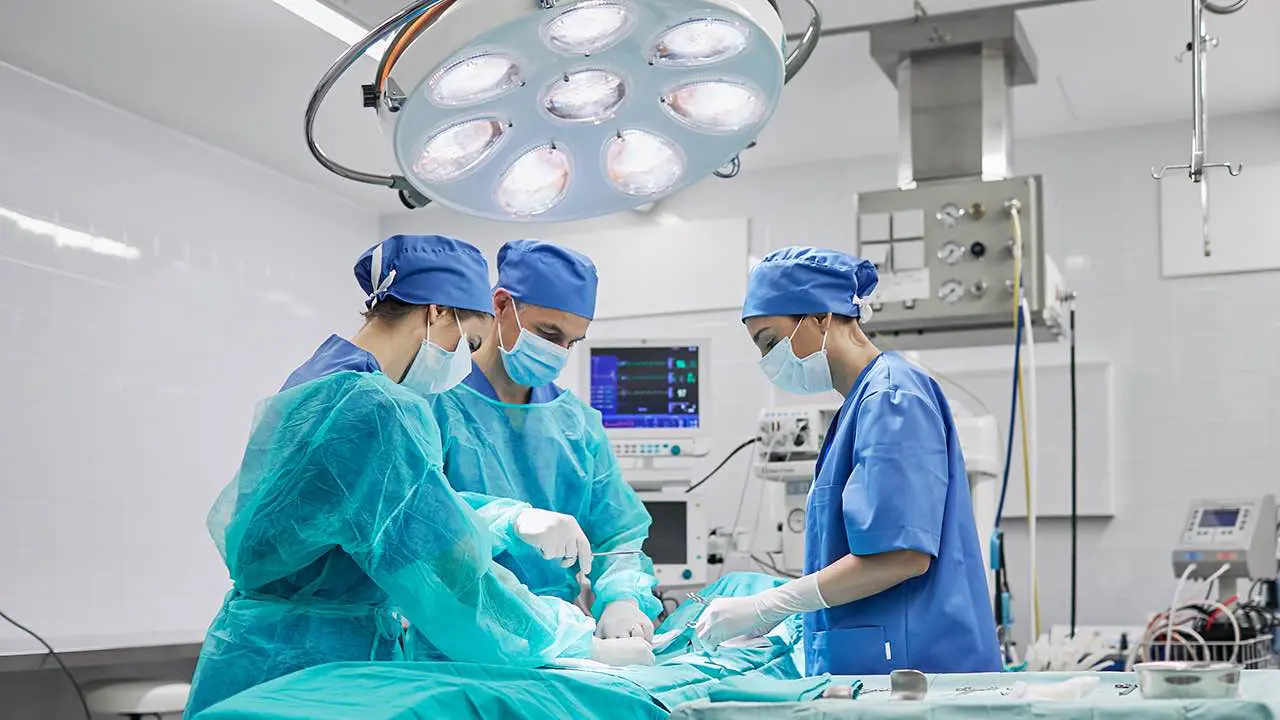خطأ طبي في التجميل يُجبر سيدة على السفر (صور)