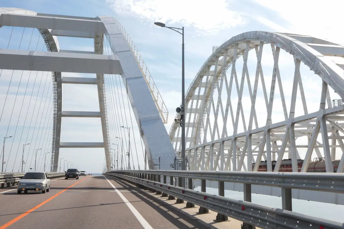 حظر حركة المرور مؤقتا على جسر القرم إثر هجوم أوكراني