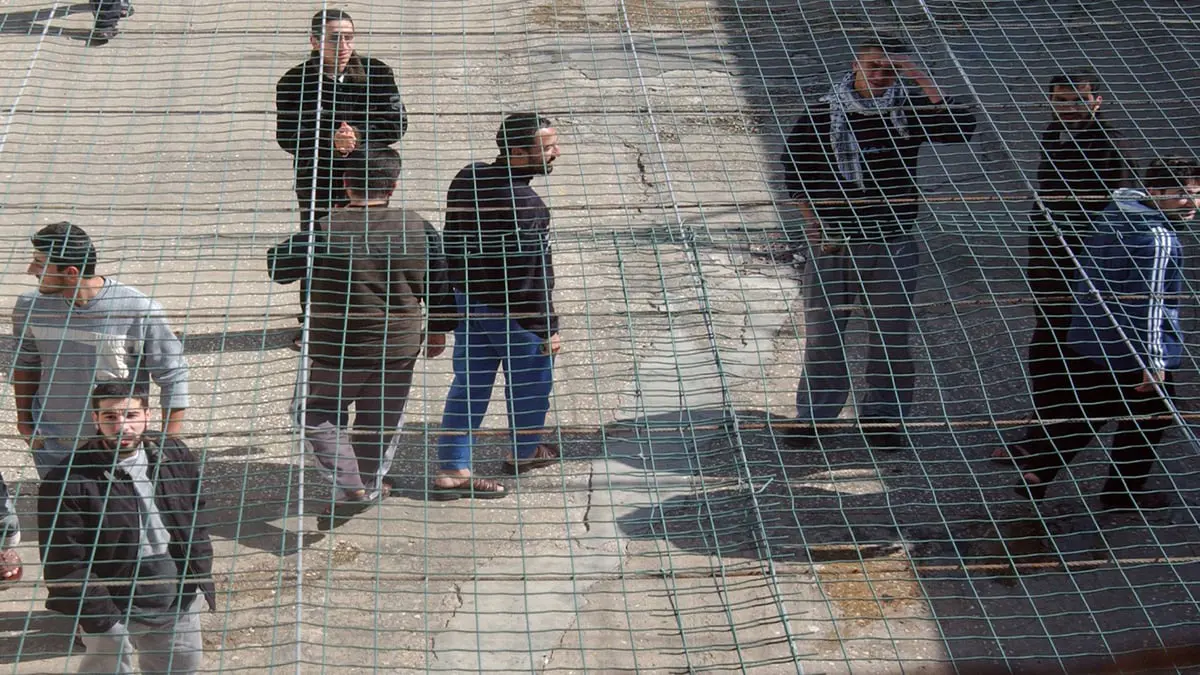 40 معتقلًا فلسطينيًا في سجون إسرائيل يضربون عن الطعام