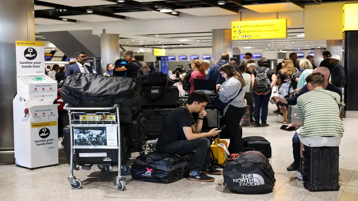 إلغاء وتأجيل رحلات جوية لآلاف المسافرين في بريطانيا بعد عطل فني