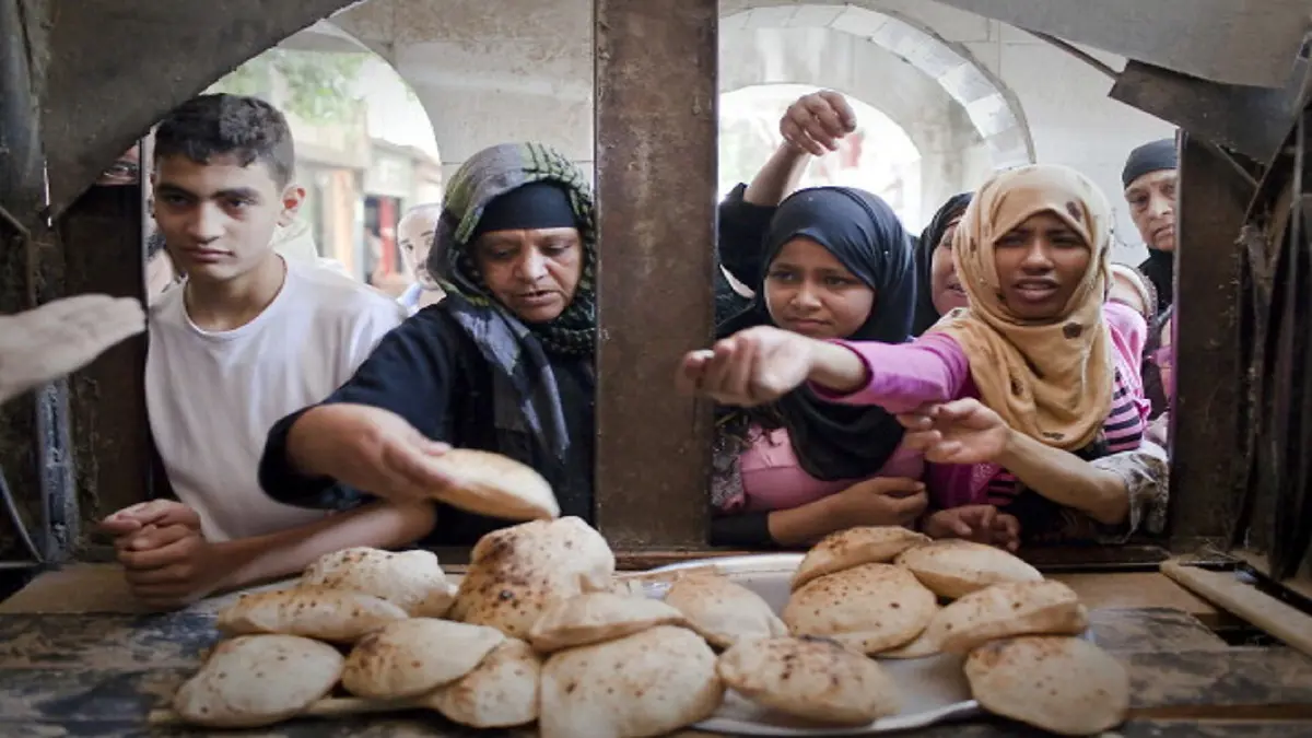 بعد ارتفاع سعر المحروقات.. التحول في منظومة الخبز إلى"الدعم النقدي" يثير جدلًا في مصر‎