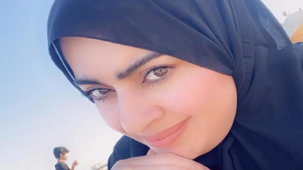 نجمة مواقع التواصل السعودية أميرة الناصر تخلع الحجاب (فيديو)