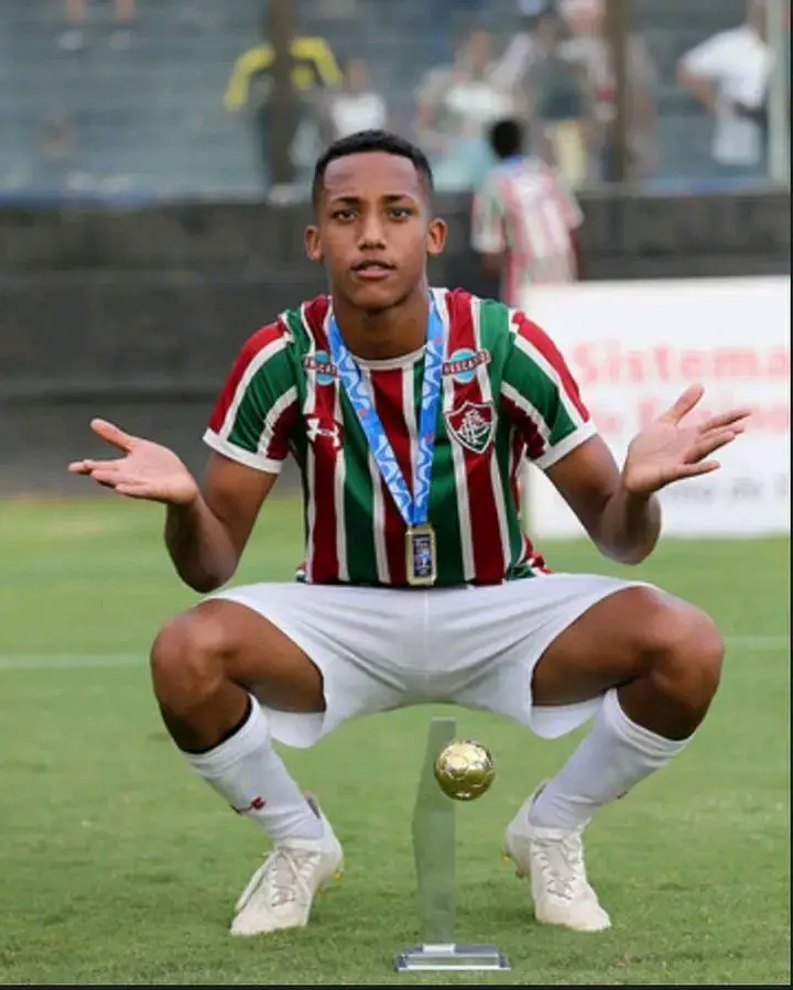 جواو بيدرو بقميص فلومينينسي