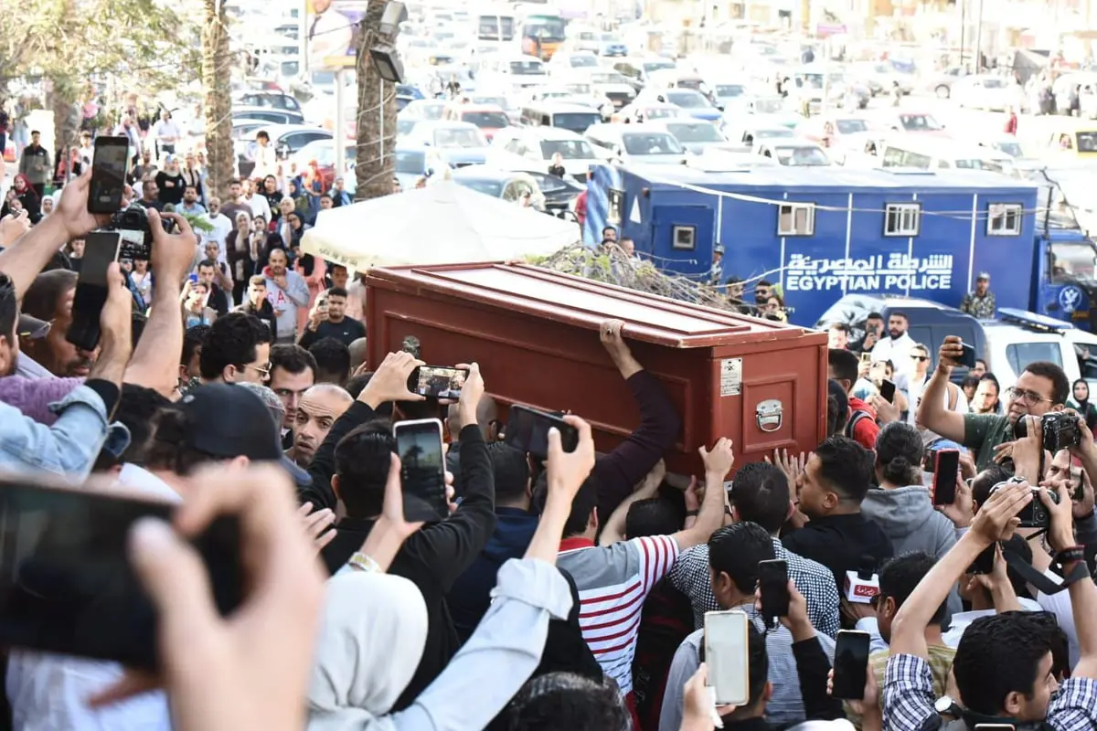 فتاتان تثيران الجدل في جنازة الفنان المصري مصطفى درويش 