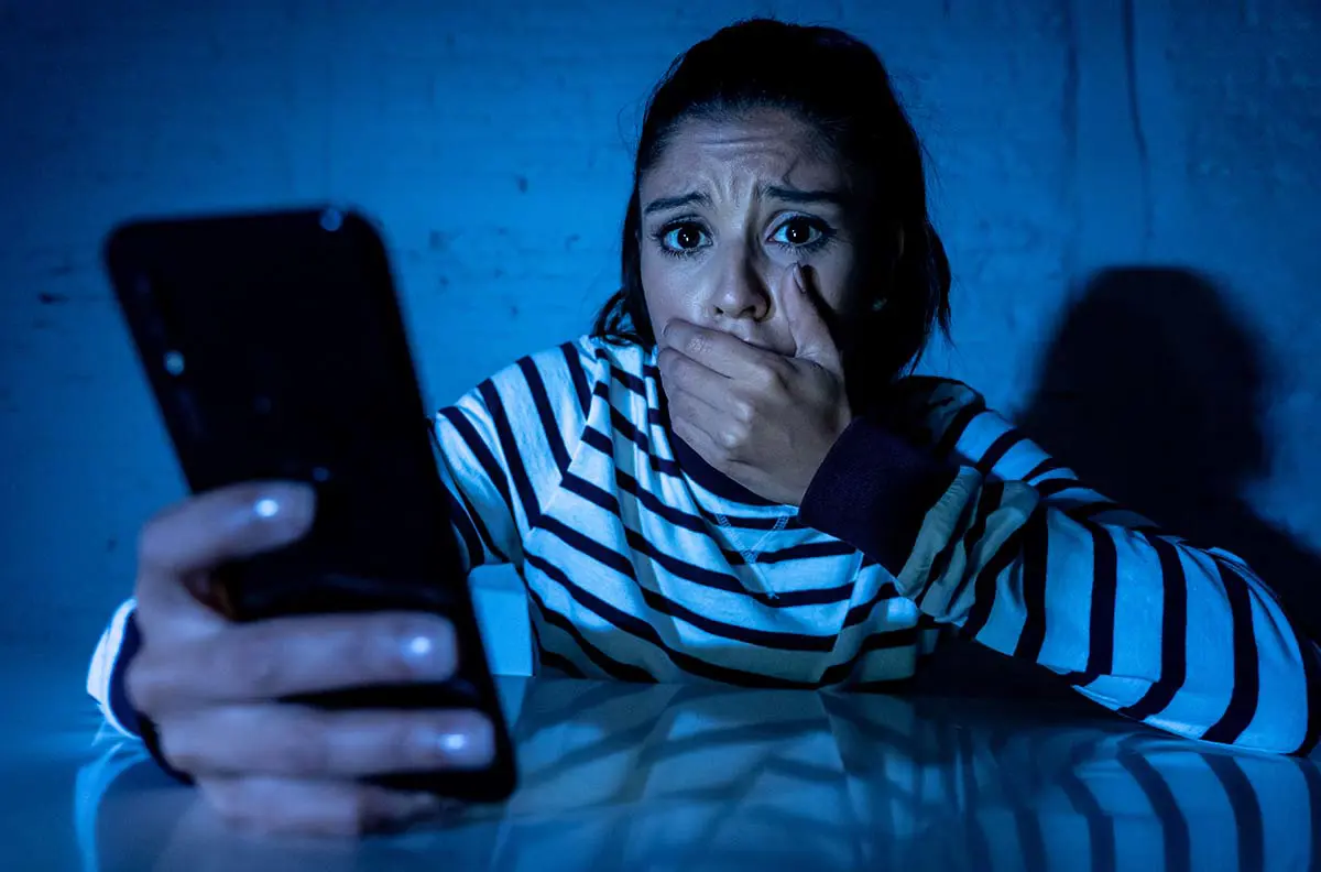 فتاة منزعجة من محتوى في غوغل