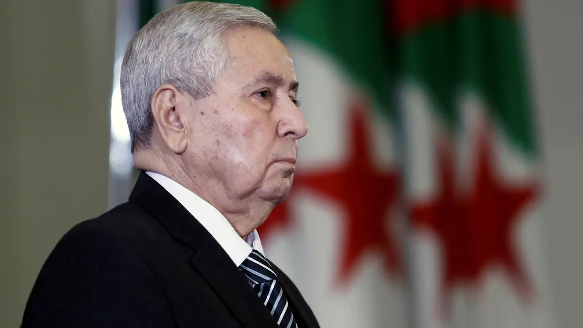 رغم الغضب الشعبي.. بن صالح يجلس رسميًا على كرسي الرئاسة الجزائرية خلفًا لبوتفليقة