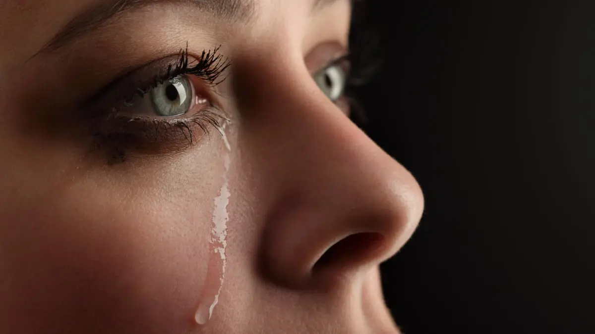 دراسة: دموع النساء تُحدث تأثيرا صادما على الرجال