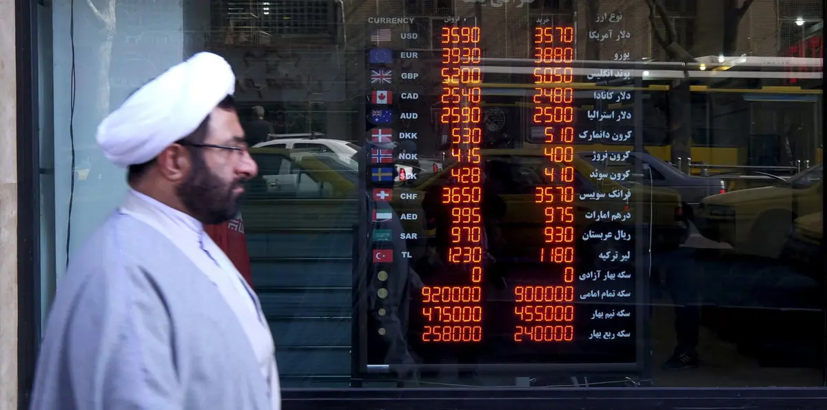 وسط انهيار العملة المحلية.. الحرس الثوري يتعاون مع مهرب لشراء 400 مليون دولار