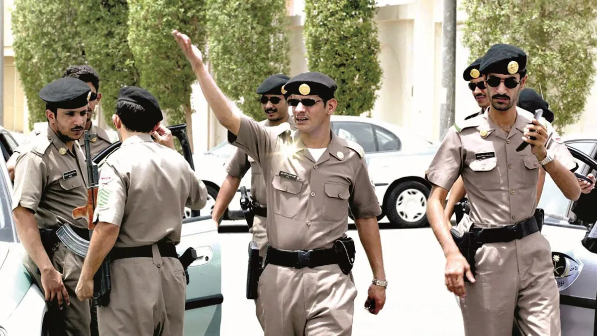 السعودية.. القبض على سائق تباهى بتدخين الشيشة أثناء القيادة 