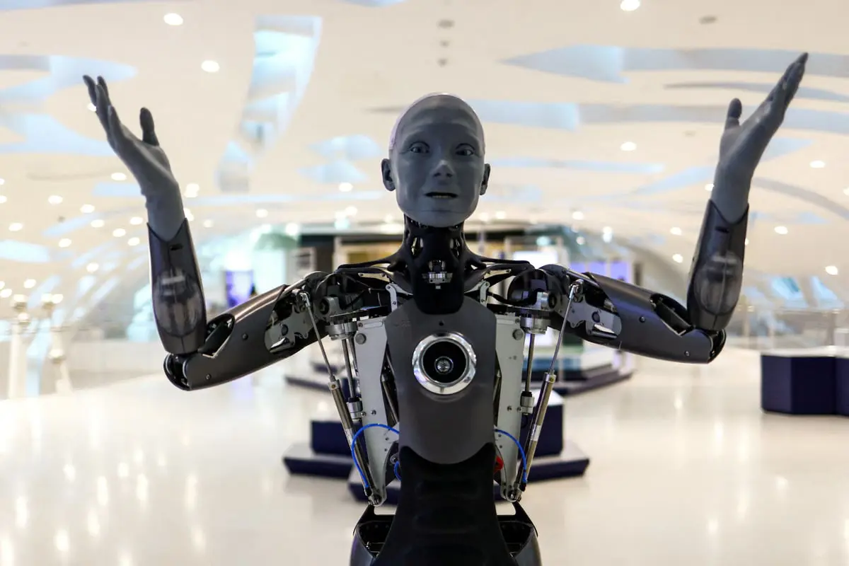 الذكاء الاصطناعي سيعيد تشكيل سوق العمل بحلول 2030 