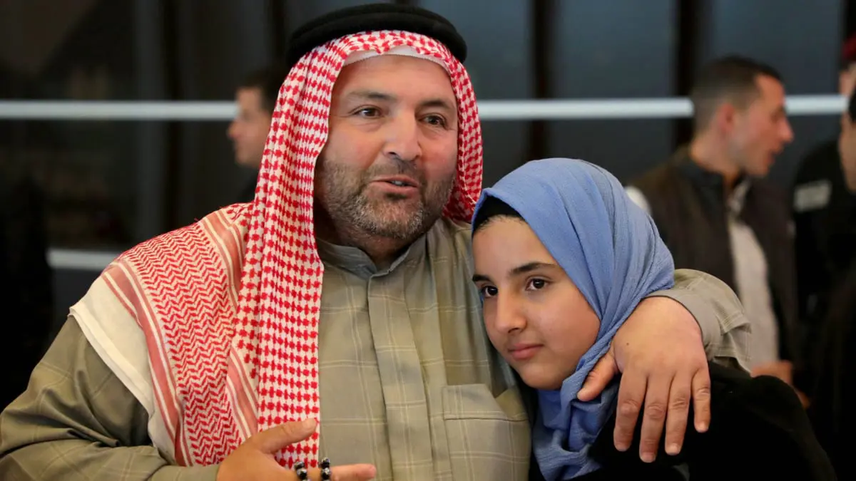 بعد 10 سنوات من الفراق.. الطفلة السورية حلا تلتقي والدها في الأردن 