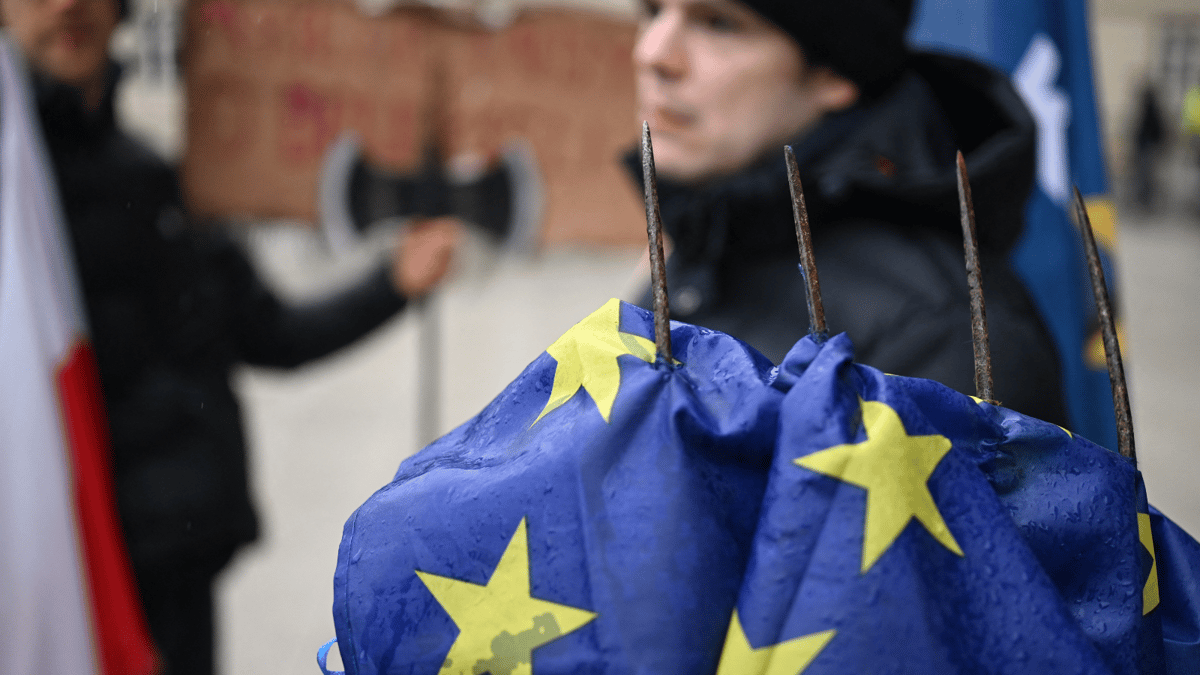 تلغراف: التهديدات الاقتصادية والسياسية تهدد تماسك الاتحاد الأوروبي