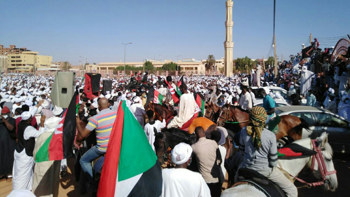 من الخرطوم إلى أم درمان... السودانيون يشيعون الصادق المهدي إلى مثواه الأخير (صور وفيديو)