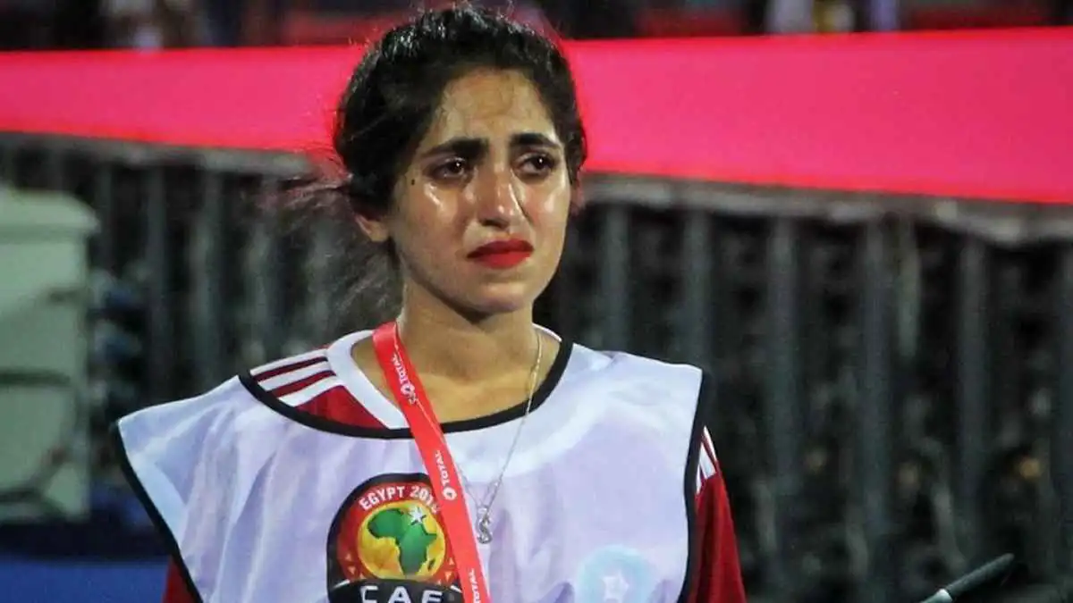 بكاء مصورة مغربية يكتسح الإنترنت.. ما القصة؟