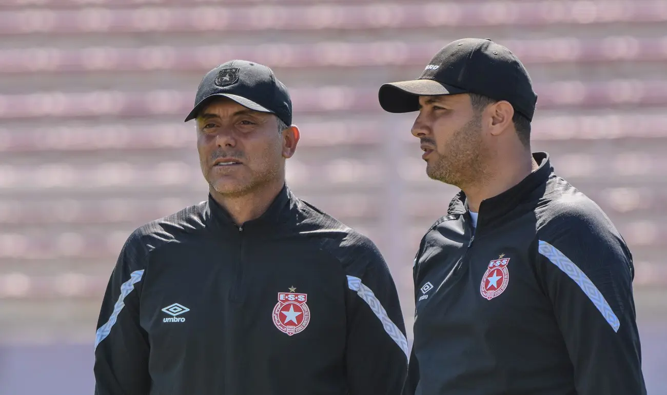 المدرب محمد المكشر (يسار)