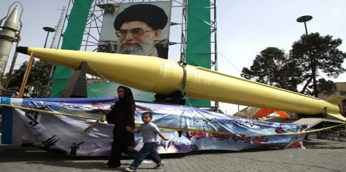 إيران تطلق صاروخًا باليستيًا مكتوبًا عليه "يجب محو إسرائيل من الأرض"