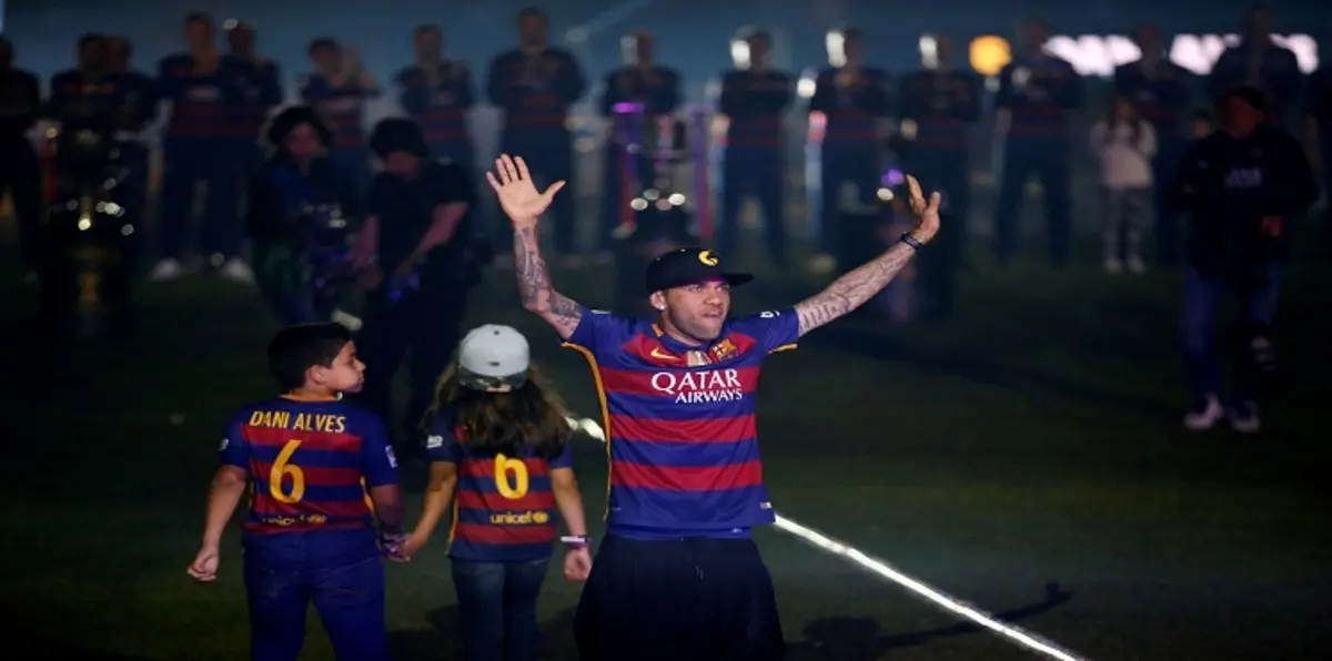 برشلونة يؤكد رحيل داني ألفيس