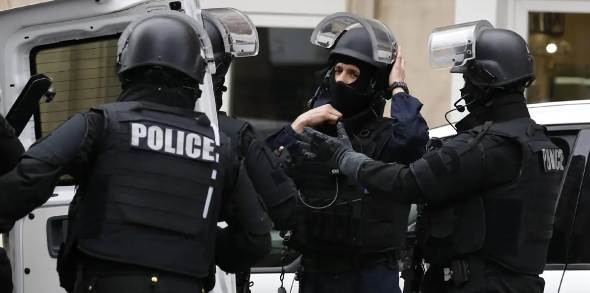 الشرطة الفرنسية تعتقل شخصاً اندفع بسيارة صوب الجنود