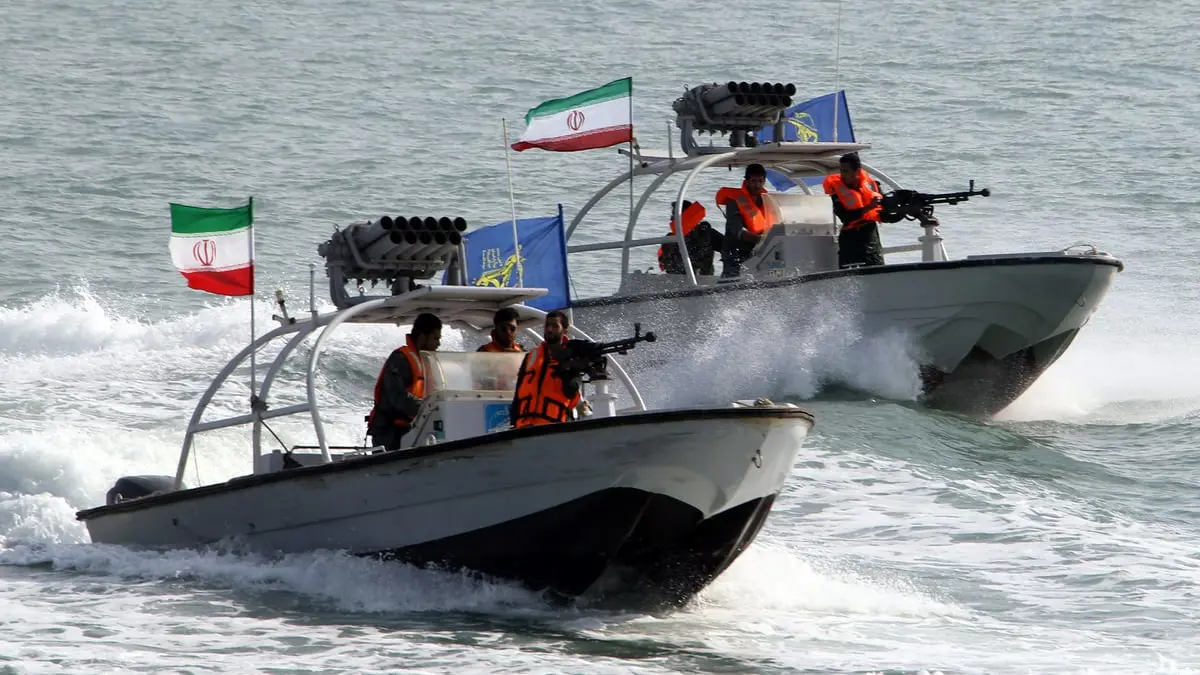 إيران تحتجز زورقين لصيادين عمانيين في بحر عمان