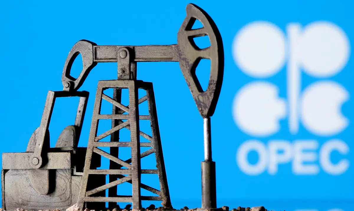 النفط يرتفع بعد تمديد "أوبك+" لتخفيضات الإنتاج
