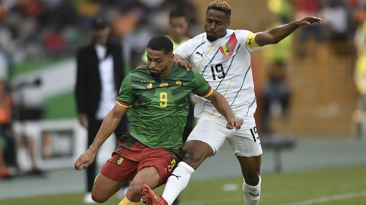 غينيا بـ10 لاعبين تواصل مفاجآت كأس أمم أفريقيا بالتعادل مع الكاميرون (فيديو)