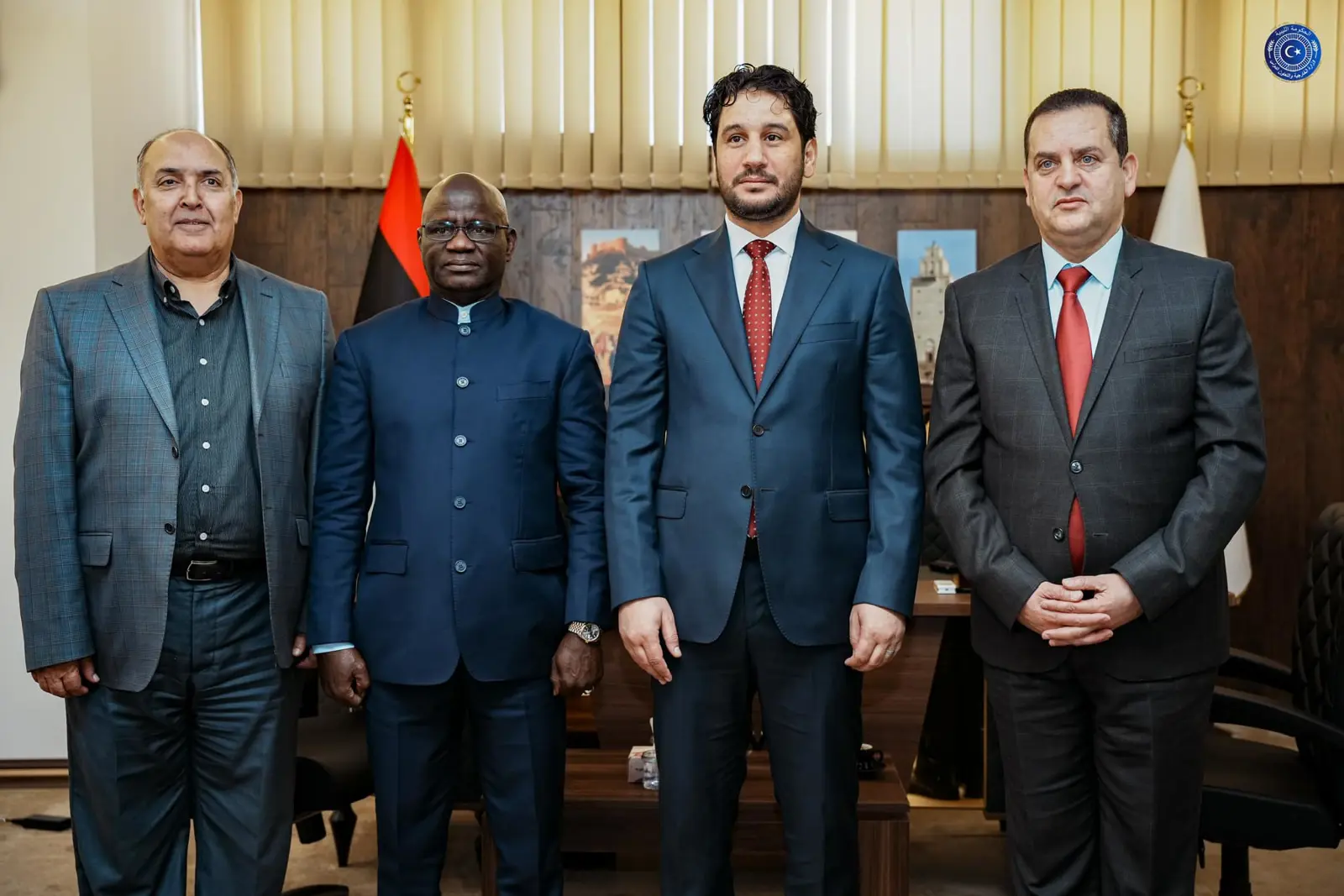 الوزير الغيني مع مسؤولي الحكومة الليبية المكلفة