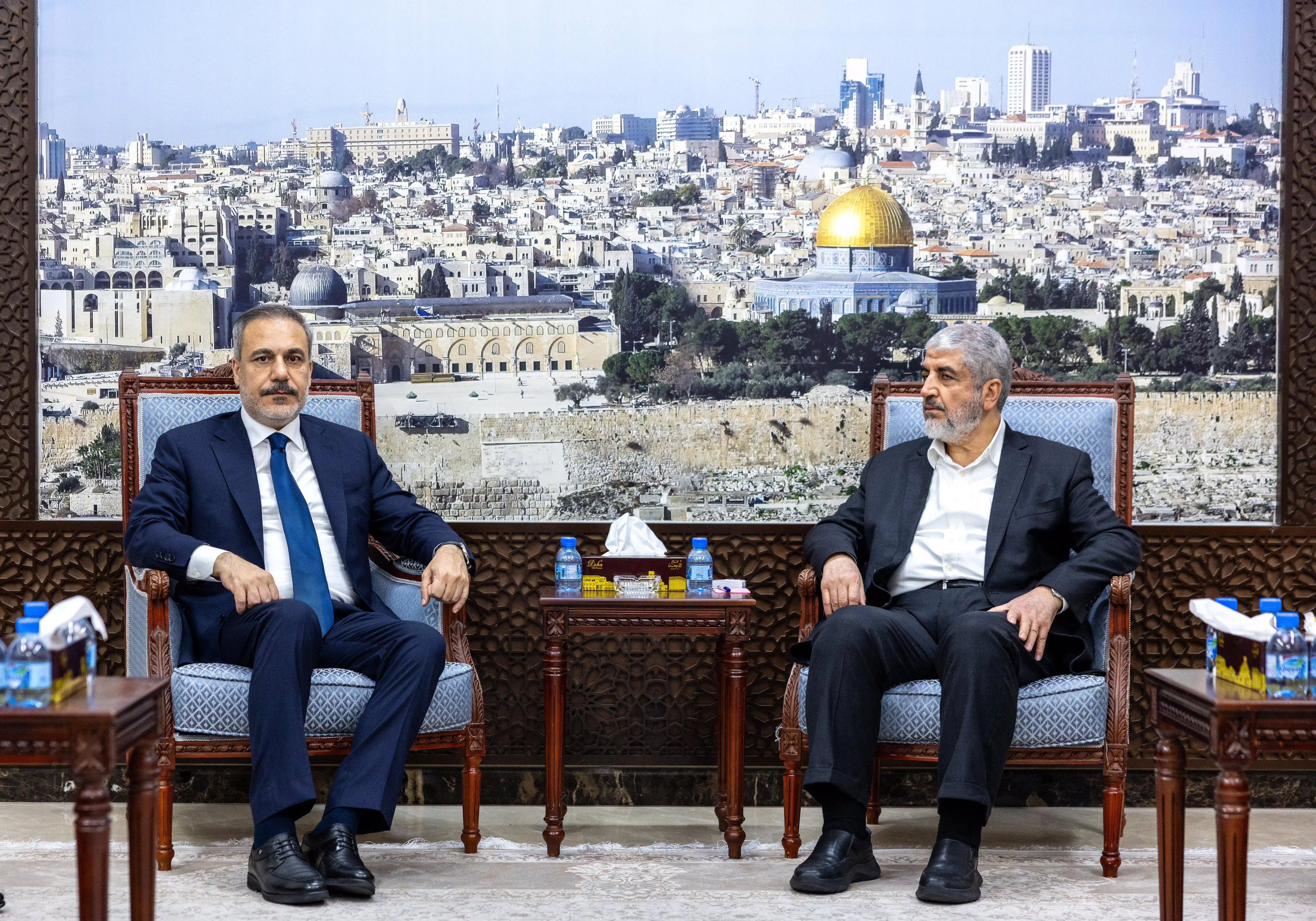 خالد مشعل يستقبل وزير الخارجية التركي هاكان فيدان في الدوحة
