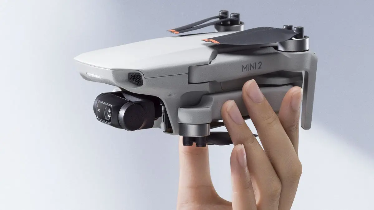 "DJI" الصينية تصدر تحديثًا لحل مشكلة بطارية طائرتها "درون Mini 2"