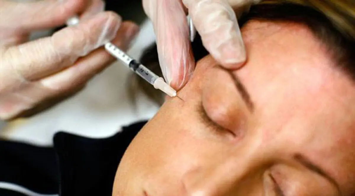 امرأة عربية تجري عمليات التجميل في منزلها بالسعودية
