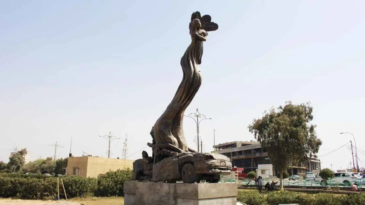 إزالة النصب التذكاري لمعلمة البصرة يشعل الجدل في العراق