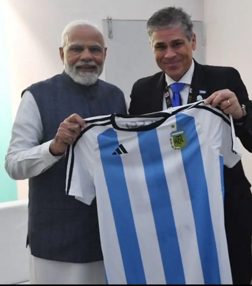 هدية ميسي لرئيس وزراء الهند