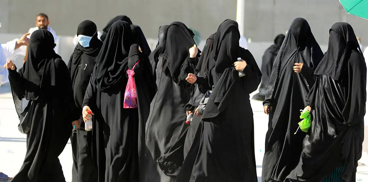 "العباءة بدعة".. ثورة نسائية تهدّد أشهر رموز التيار المحافظ في السعودية