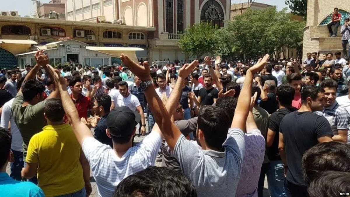 لليوم الثاني على التوالي.. مودعون إيرانيون يحتجون على انهيار مؤشر البورصة (فيديو)