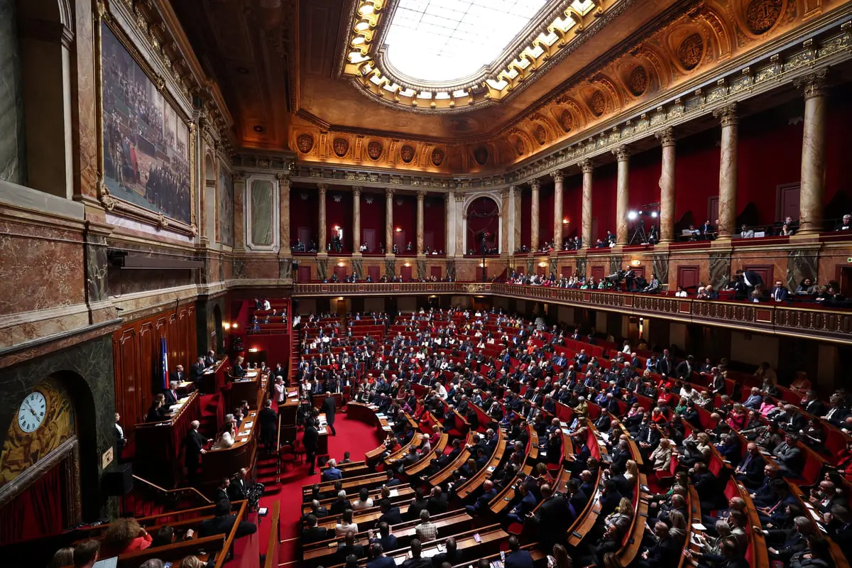 البرلمان الفرنسي يعاقب نائبا رفع العلم الفلسطيني (فيديو)