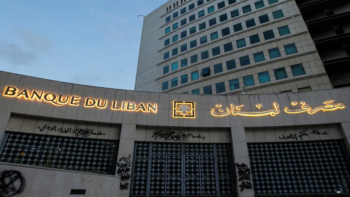 حاكم مصرف لبنان المركزي يقول إنه لن يستقيل من منصبه رغم الشائعات