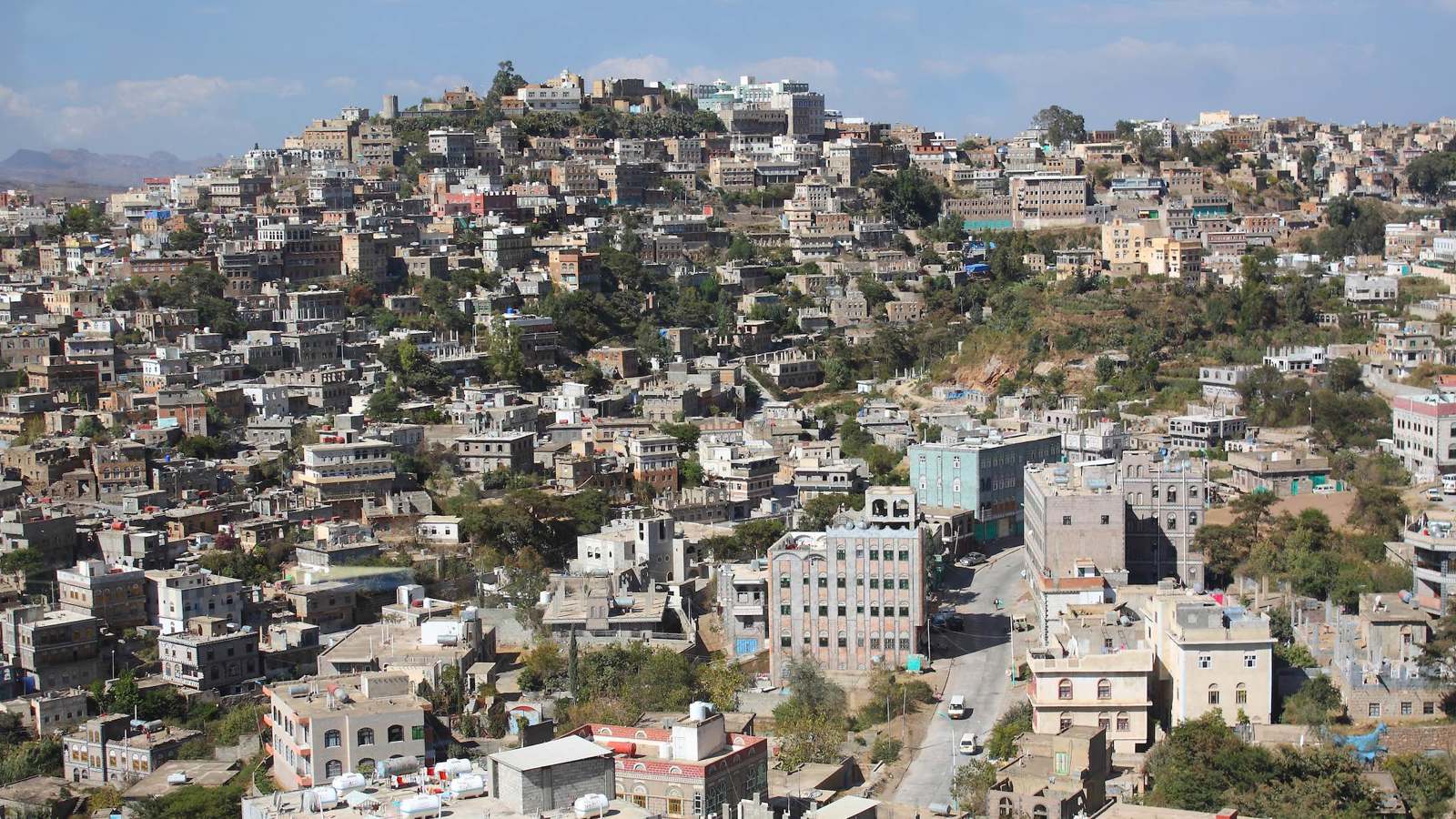 اليمن.. وفاة 6 أشخاص من أسرة واحدة في حادث اختناق مروع | إرم نيوز