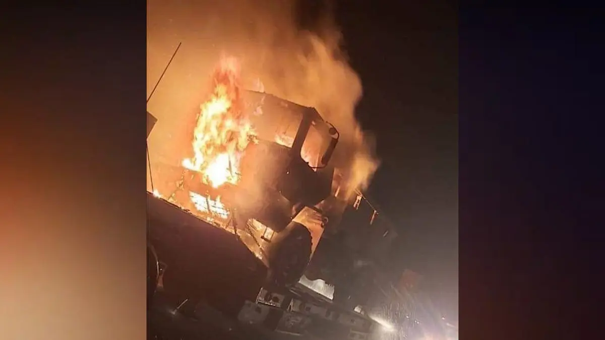إحراق شاحنتين للجيش الأميركي في محافظة الديوانية العراقية (فيديو)