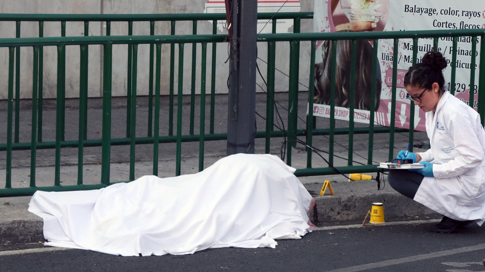 أحد الضحايا ملقى على الأرض