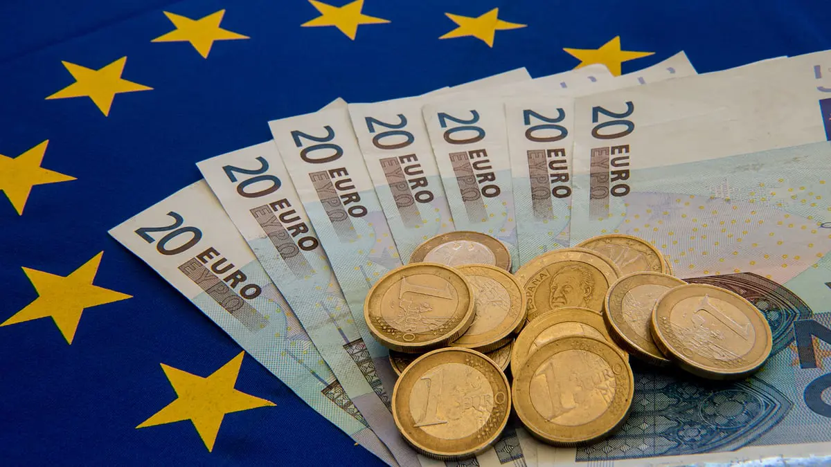 اليورو يحوم فوق أدنى مستوى في عقدين قبيل قرار المركزي الأوروبي
