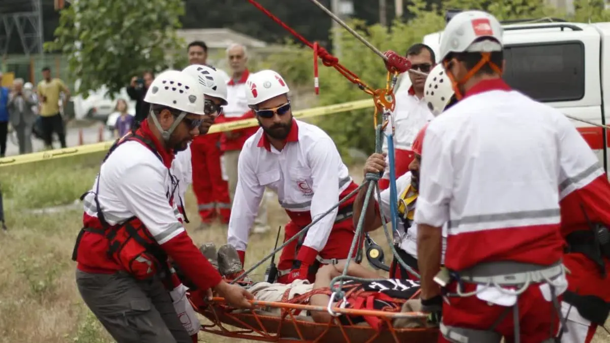فقدان 3 من كوادر الهلال الأحمر الإيراني خلال البحث عن طائرة رئيسي