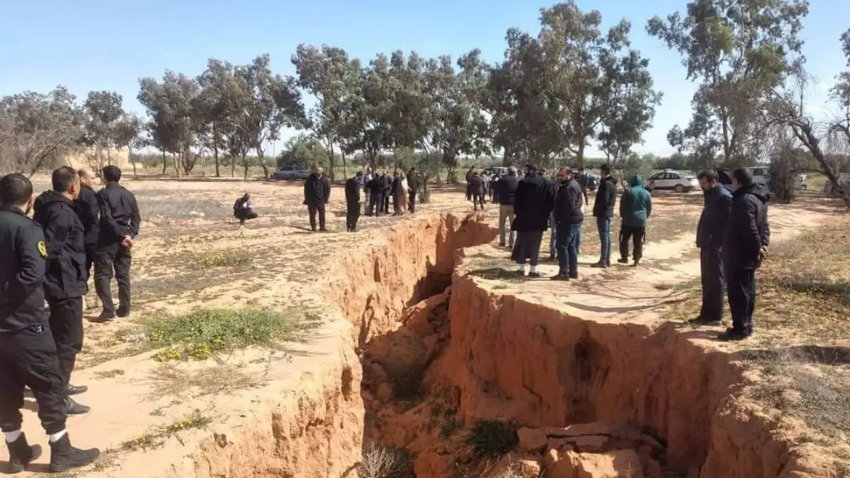 أثارت الرعب من زلزال محتمل.. تشققات أرضية غامضة في ليبيا
