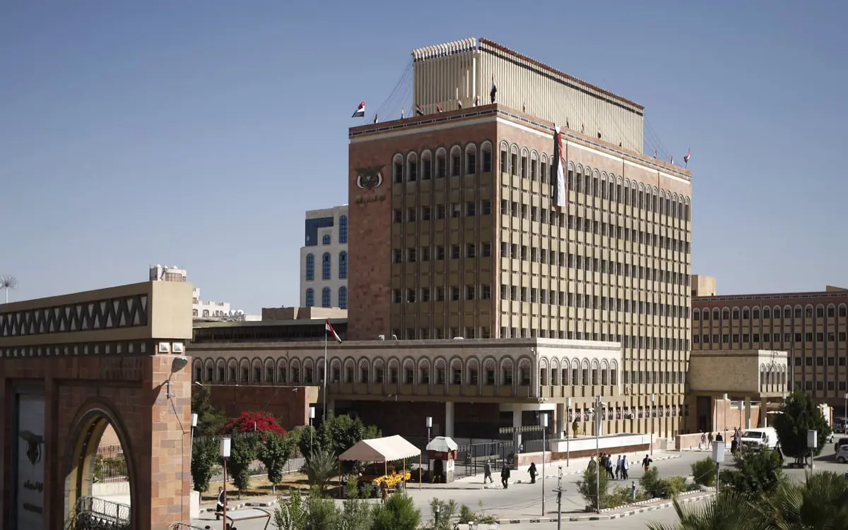 خبراء: سياسات الحوثيين تقود بنوك صنعاء للانهيار