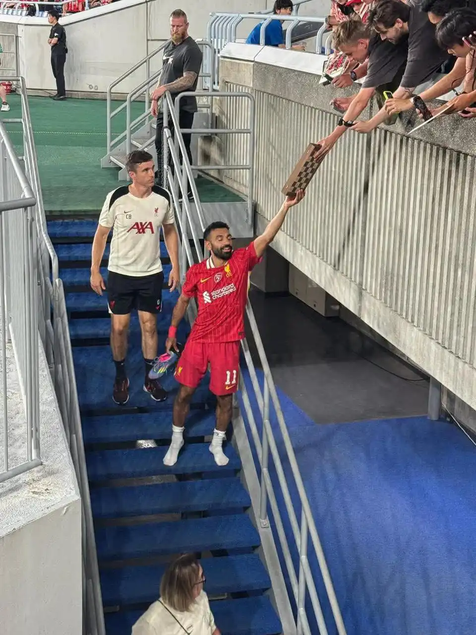 محمد صلاح يتلقى هدية لعبة الشطرنج