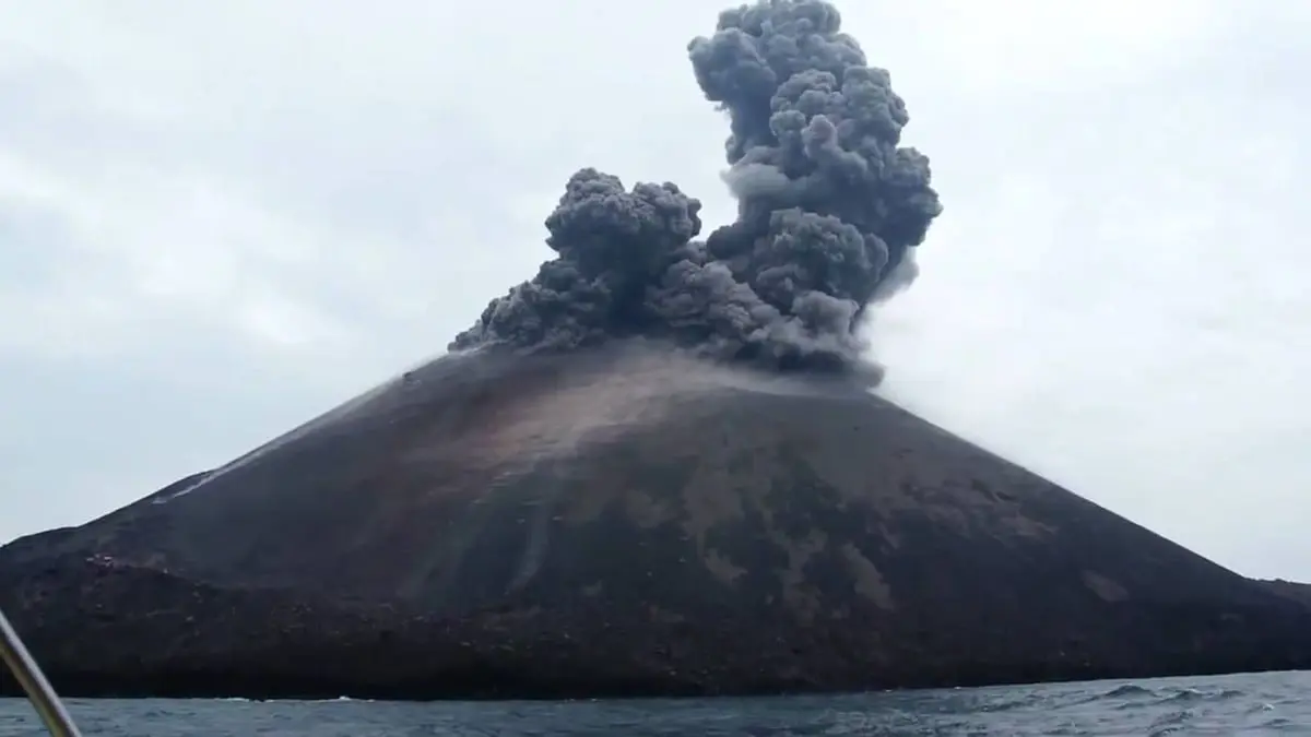 ثوران عنيف لبركان أناك كراكاتوا الإندونيسي (فيديو)